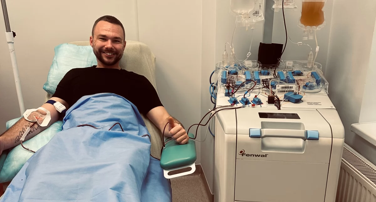 Na zdjęciu: Cezary Bączek podczas przekazywania komórek macierzystych