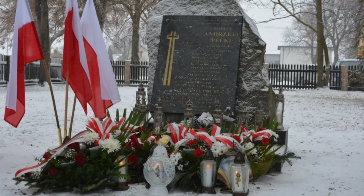 Na zdjęciu: obelisk upamiętniający, przy którym każdego roku składane są kwiaty i palone zdnicze, fot. Starostwo Powiatowe w Radomsku