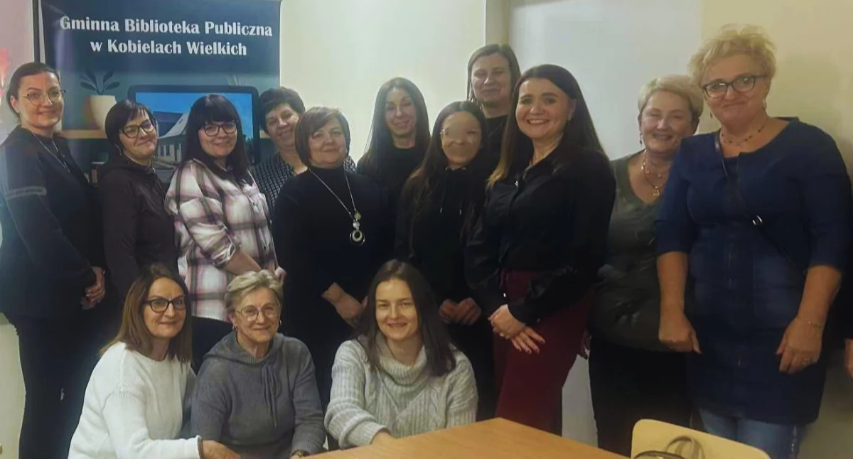 Na zdjęciu: osoby uczestniczące w warsztatach, fot. Gminna Biblioteka Publiczna w Kobielach Wielkich