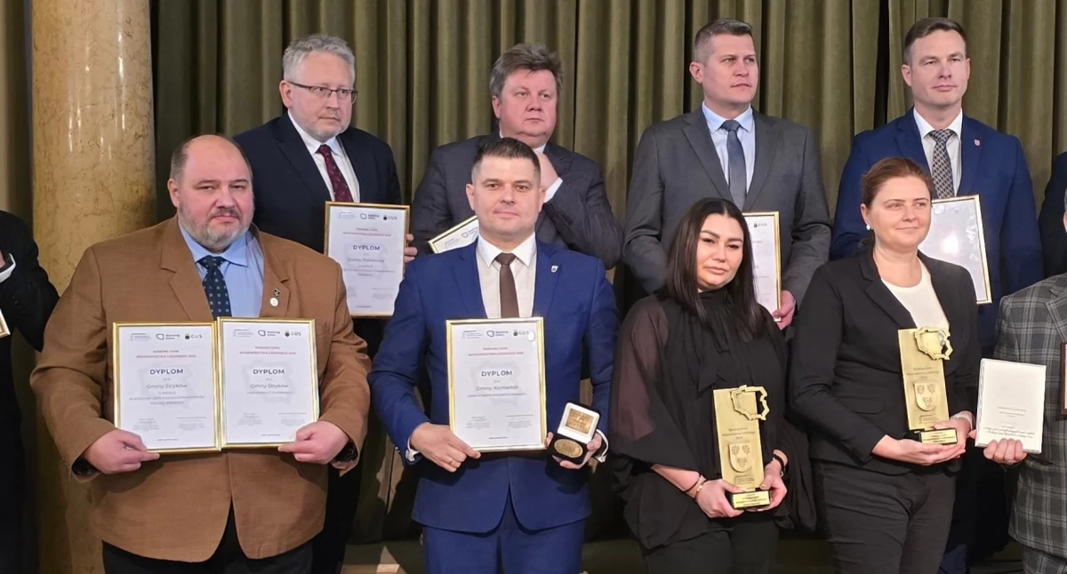 Na zdjęciu; Burmistrz Kamieńska drugi z lewej w pierwszym rzędzie, fot. Facebook/Jarosław Bąkowicz