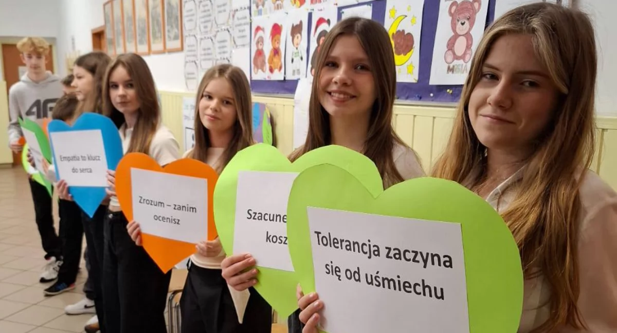 Na zdjęciu: uczniowie szkoły podstawowej w Górach Mokrych