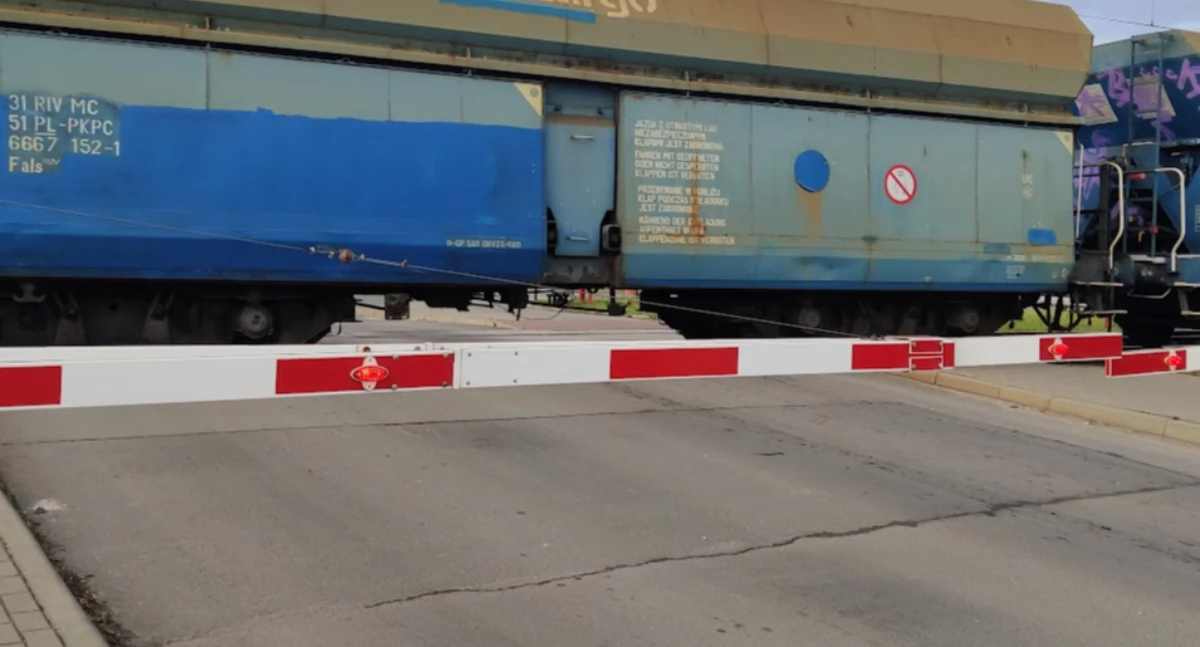 Na zdjęciu: Zamknięty przejazd kolejowy w ulicy Piłsudskiego, fot. ilustracyjne