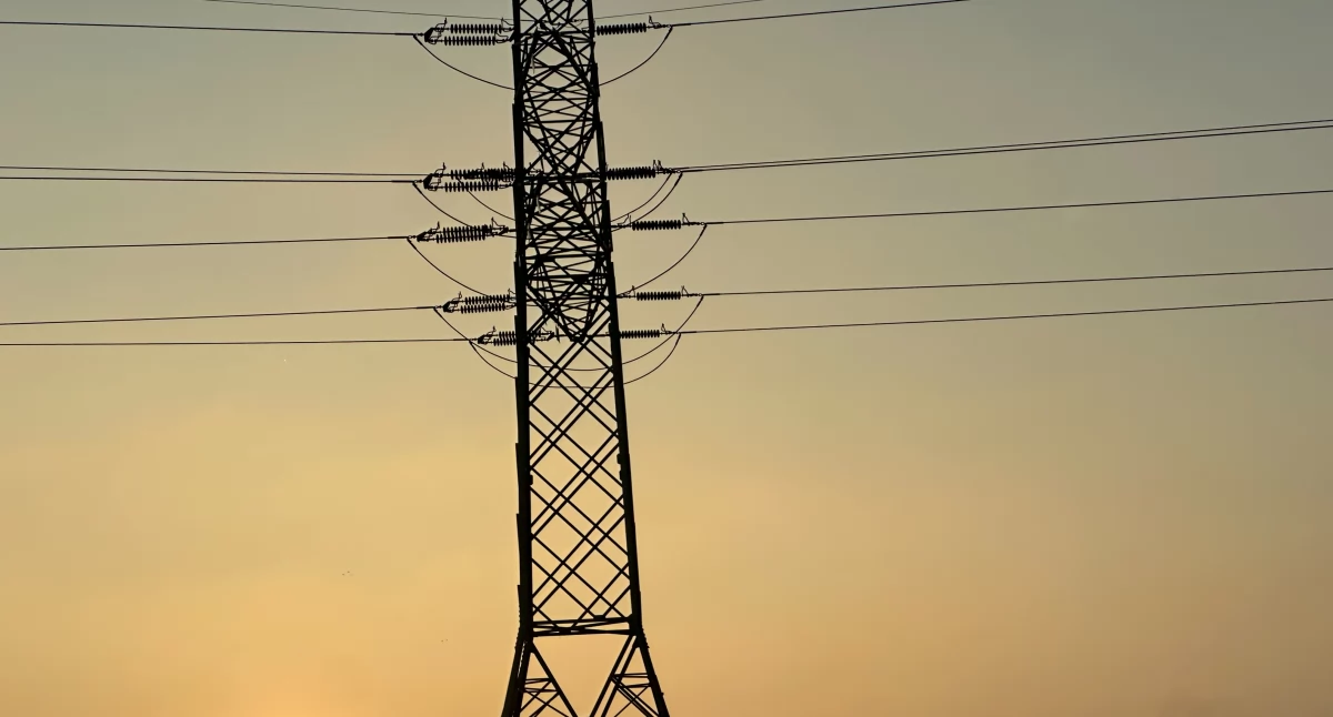 Na zdjęciu: słup energetyczny, Operator przypomina, że wszystkie przerwy mają charakter planowy i są niezbędne do utrzymania bezpieczeństwa oraz niezawodności dostaw energii elektrycznej