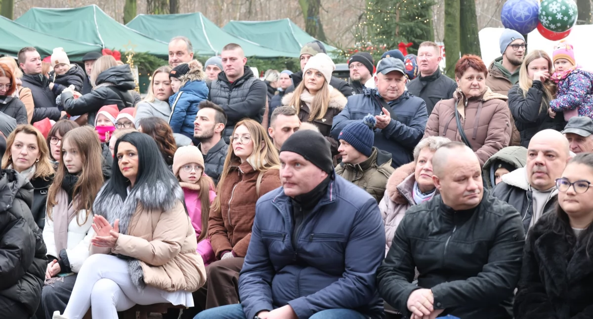 Na zdjęciu: uczestnicy jarmarku bożonarodzeniowego w Kobielach Wielkich