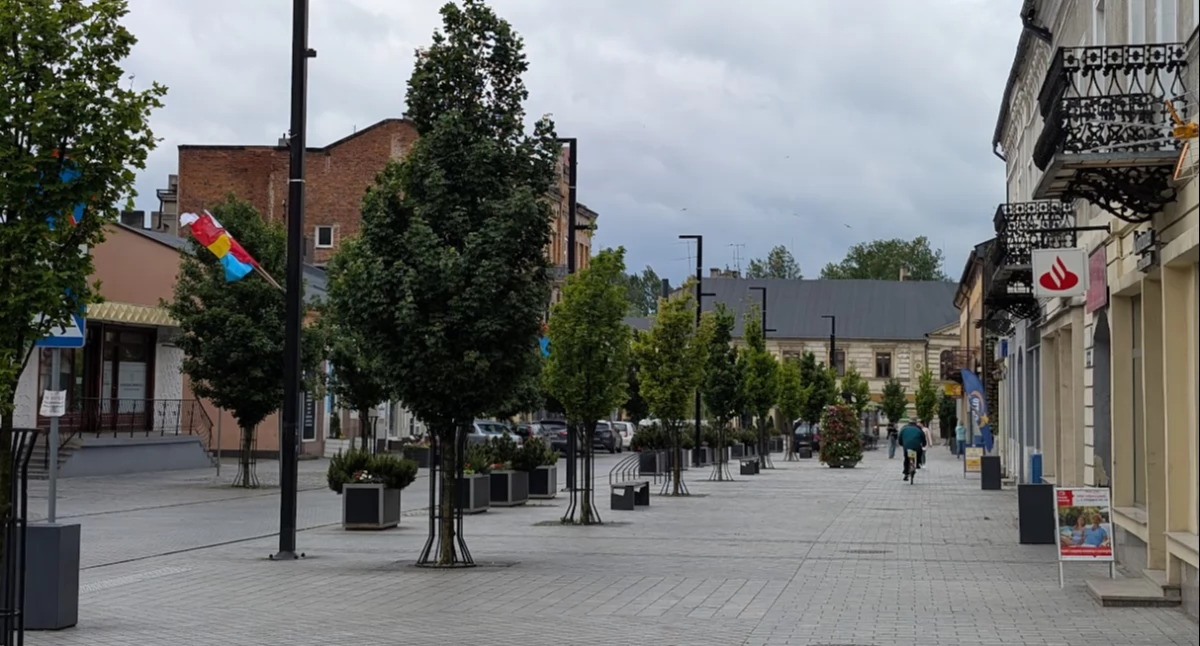 Na zdjęciu: Po remoncie Reymonta to teraz deptak. Parking jest obok