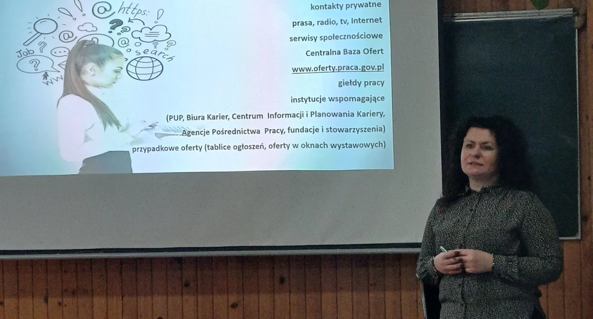 Na zdjęciu: Małgorzata Gielec, doradca zawodowy w Powiatowym Urzędzie Pracy w Radomsku podczas spotkania z młodzieżą szkolną w Dobryszycach, fot. Zespół Szkół Centrum Kształcenia Rolniczego w Dobryszycach