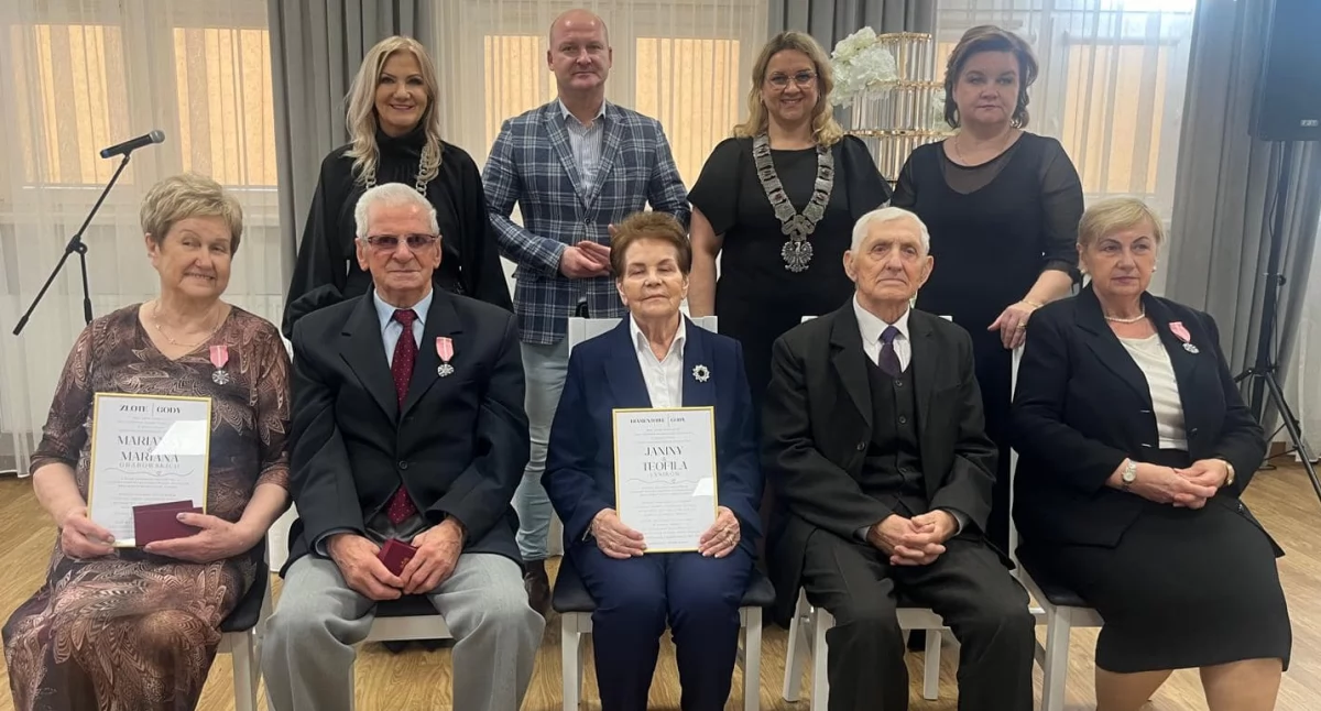 Na zdjęciu: Wójt Gminy Dobryszyce Małgorzata Dzwonek z przewodniczącym Rady Gminy Grzegorzem Zasempą wręczyli medale za długoletnie pożycie małżeńskie, fot. Fb/Justyna Siewior-Starczyk