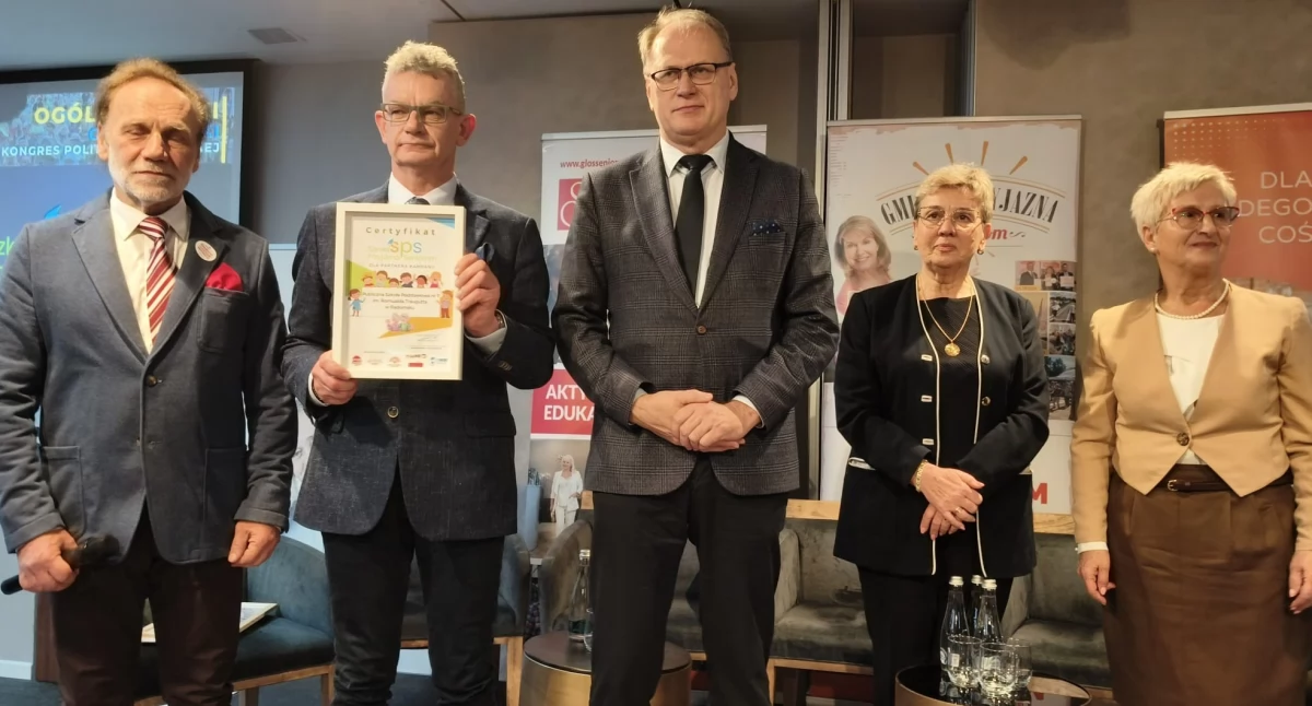 Na zdjęciu: Certyfikaty otrzymało 30 szkół, fot. Facebook/Radomsko Miasto Otwarte