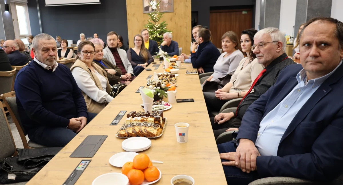 Na zdjęciu: Uczestnicy ubierali razem choinkę, fot. Facebook/Radomsko Miasto Otwarte