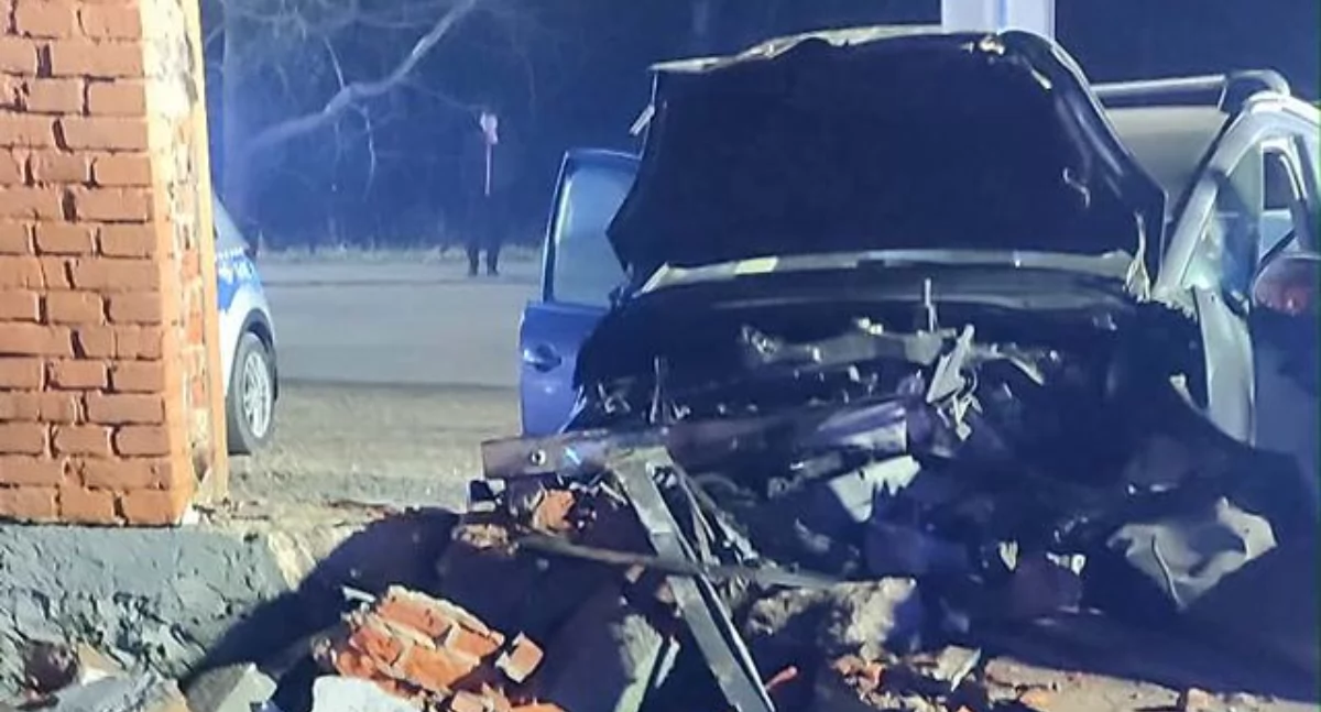 Na zdjęciu: Kierowca Citroena wjechał w ogrodzenie, fot. Facebook/OSP Jedlno Drugie