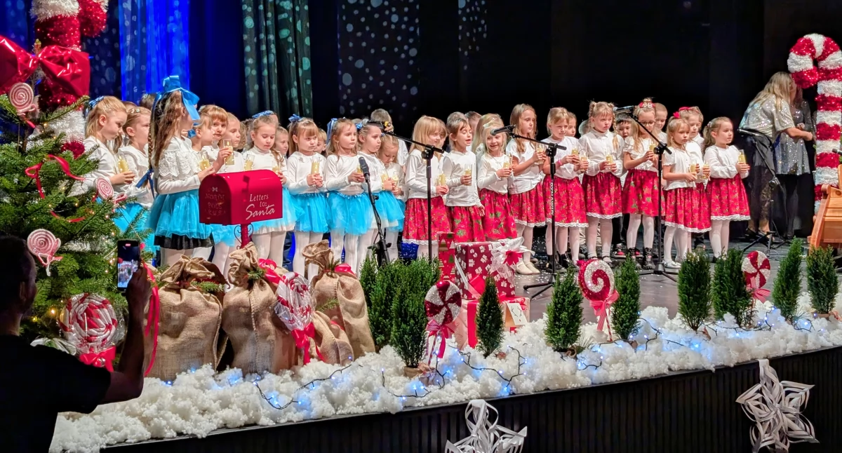 Na zdjęciu: To był bardzo świąteczny i bardzo kolorowy koncert