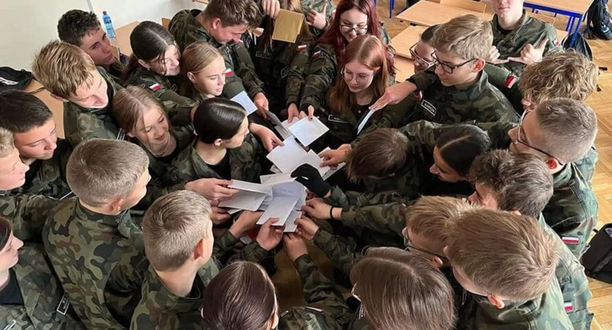 Na zdjęciu: Uczniowie dostaną pełne umundurowanie, fot. Powiat Radomszczański