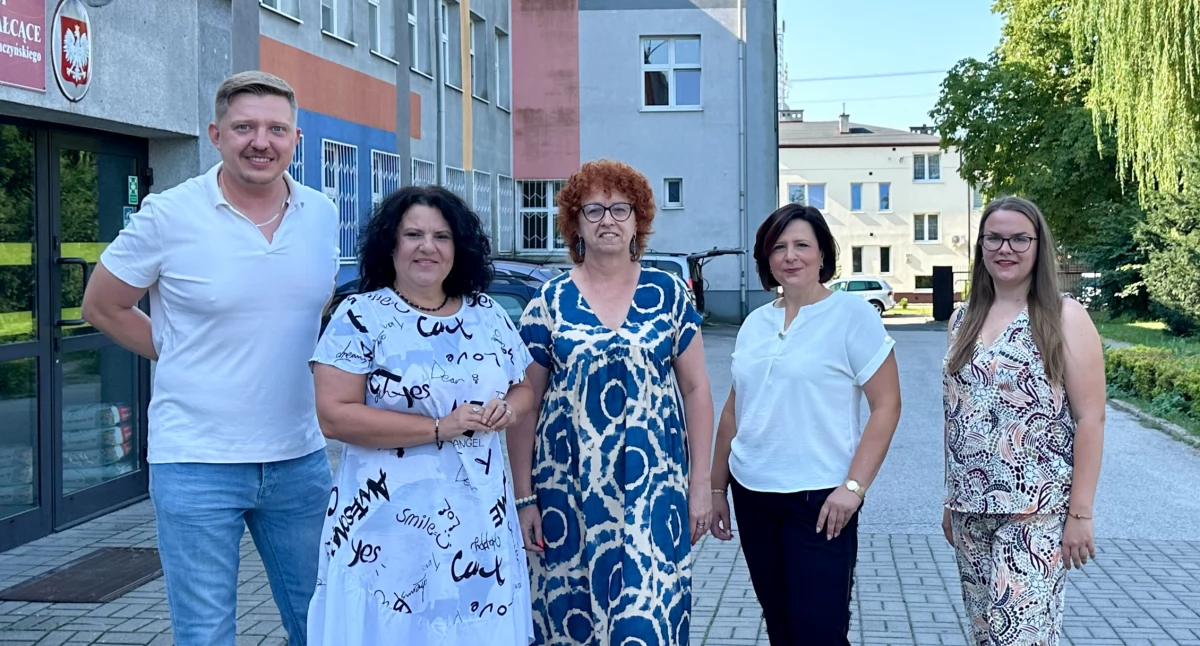 Na zdjęciu: Nieformalna grupa „Drugie do przodu!” z Radomska, która w 2024 roku zrealizowała projekt „Miejsce spotkań wokół szkoły”: Paweł Aulich, Agnieszka Skura-Garbaciak, Renata Langier, Anna Krzyszkowska-Cudak i Aneta Bogdan