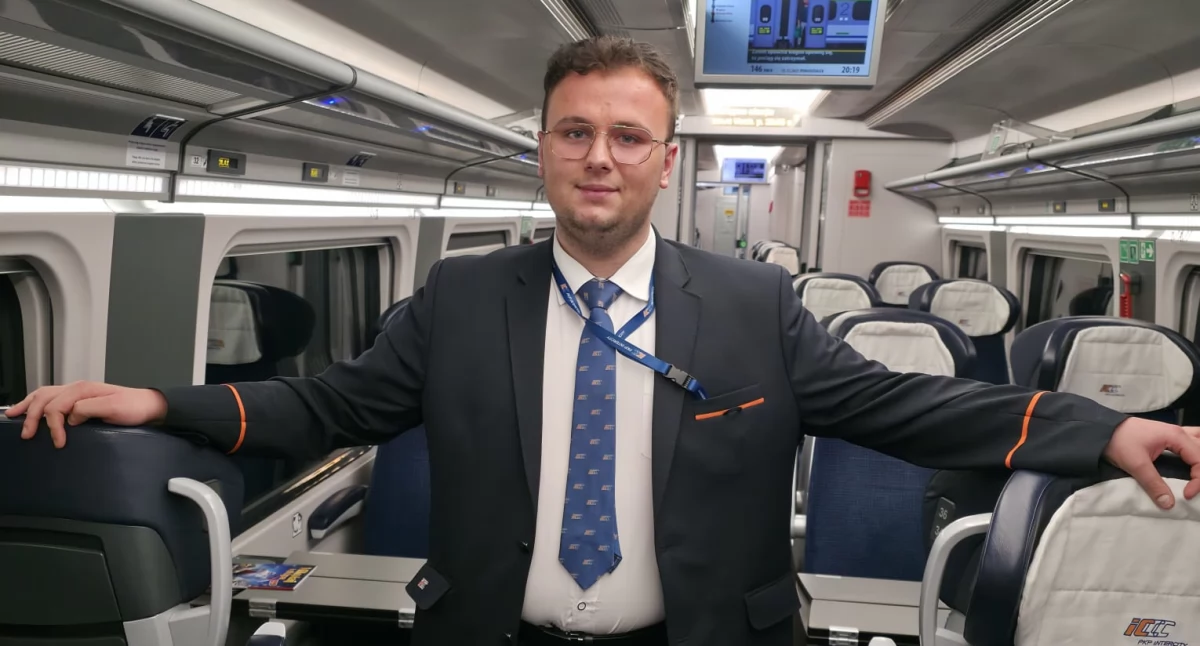 Na zdjęciu: Maciej Kępa bardzo lubi swoją pracę “w drodze”