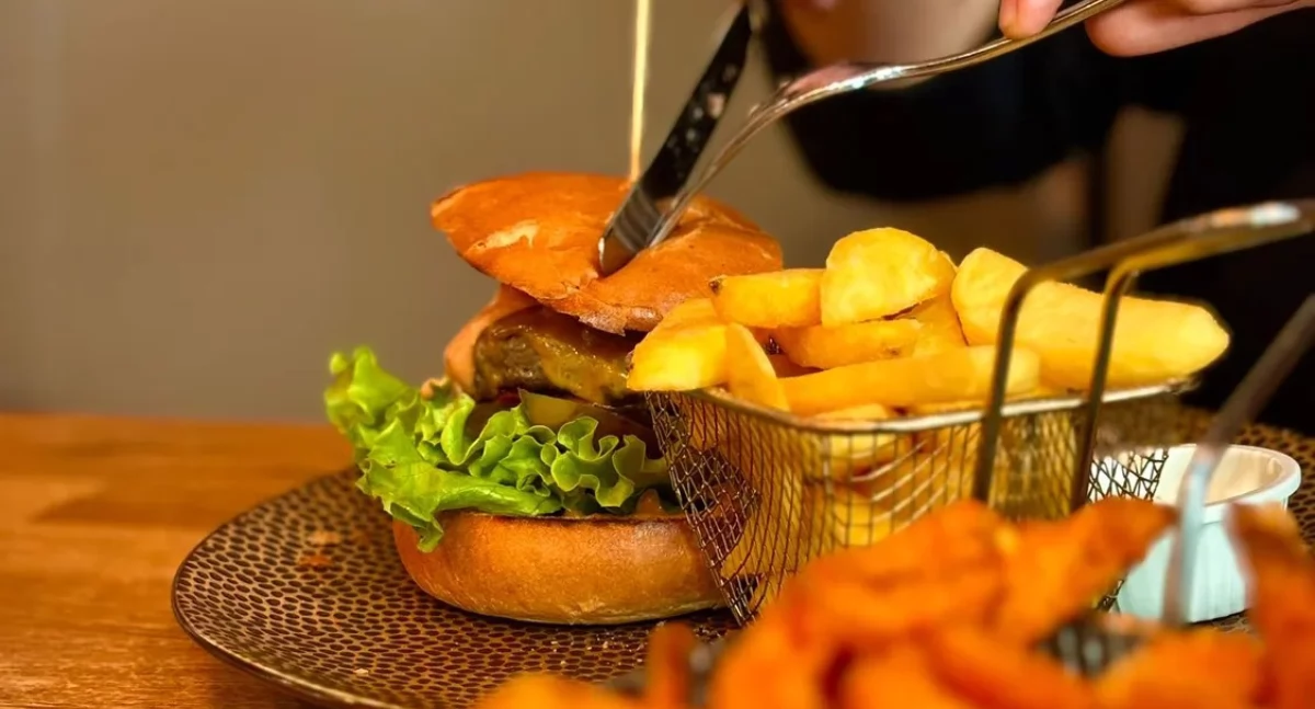 Na zdjęciu: Słynne hamburgery z restauracji Metalurgia