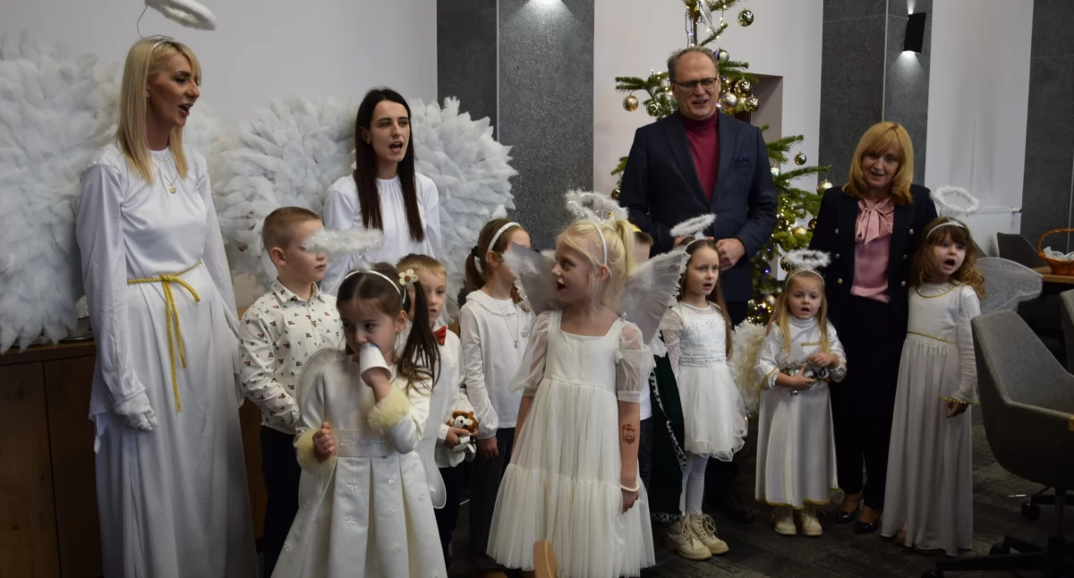 Na zdjęciu: Urzędem zawładnęły anioły, fot. Facebook/Radomsko Miasto Otwarte