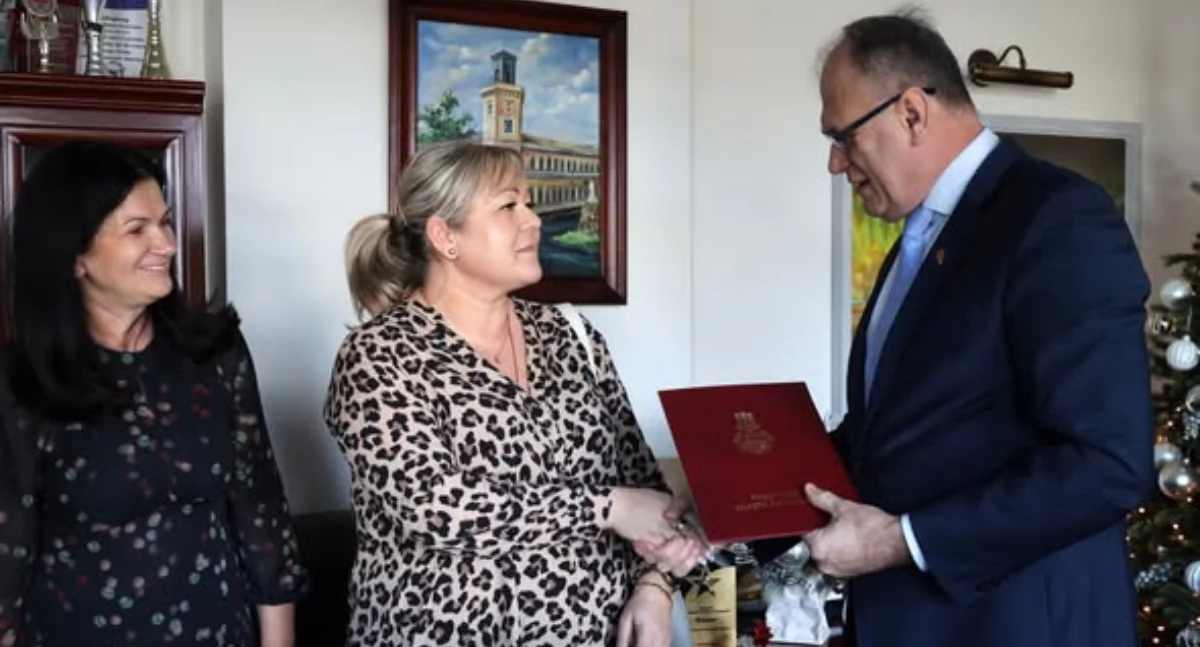 Na zdjęciu: Pani Katarzyna odbiera akt mianowania, fot. Facebook/Radomsko Miasto Otwarte