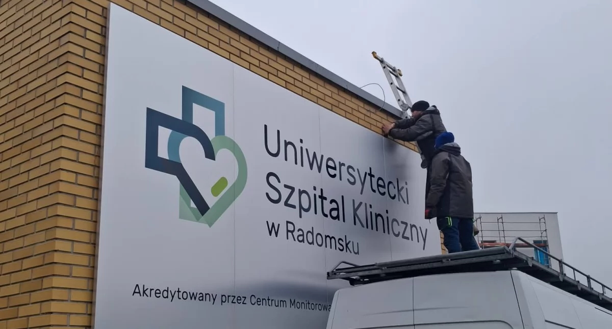 Na zdjęciu: W ostatnim dniu 2025 roku zmieniono tablicę z nazwą, fot. Facebook/Uniwersytecki Szpital Kliniczny w Radomsku