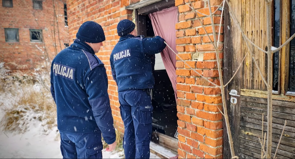 Na zdjęciu: Policjanci sprawdzają pustostany, fot. KPP Radomsko