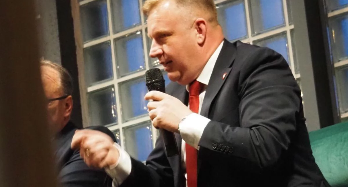 Na zdjęciu: Starosta Łukasz Więcek  od 1 stycznia zarabia więcej