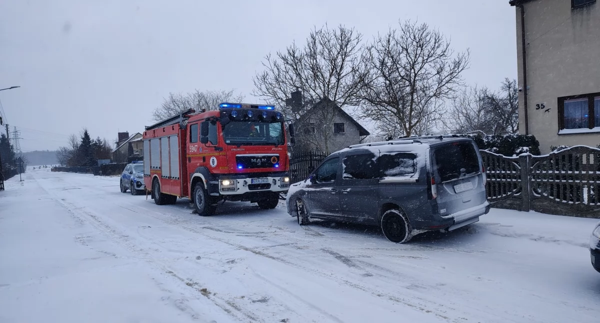 Na zdjęciu: Do Ochocic pojechali strażacy, ratownicy medyczni i policjanci, fot. Facebook/OSP Kamieńsk