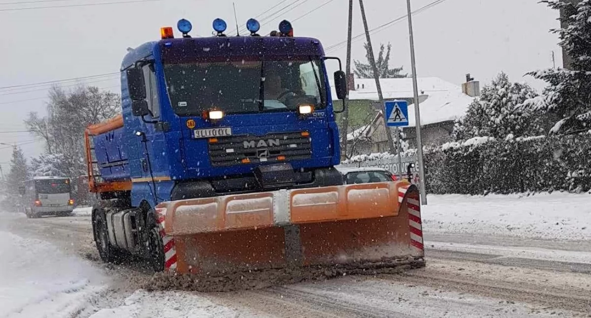 Na zdjęciu: Trwa odśnieżanie dróg w mieście, fot. Facebook/Radomsko Miasto Otwarte
