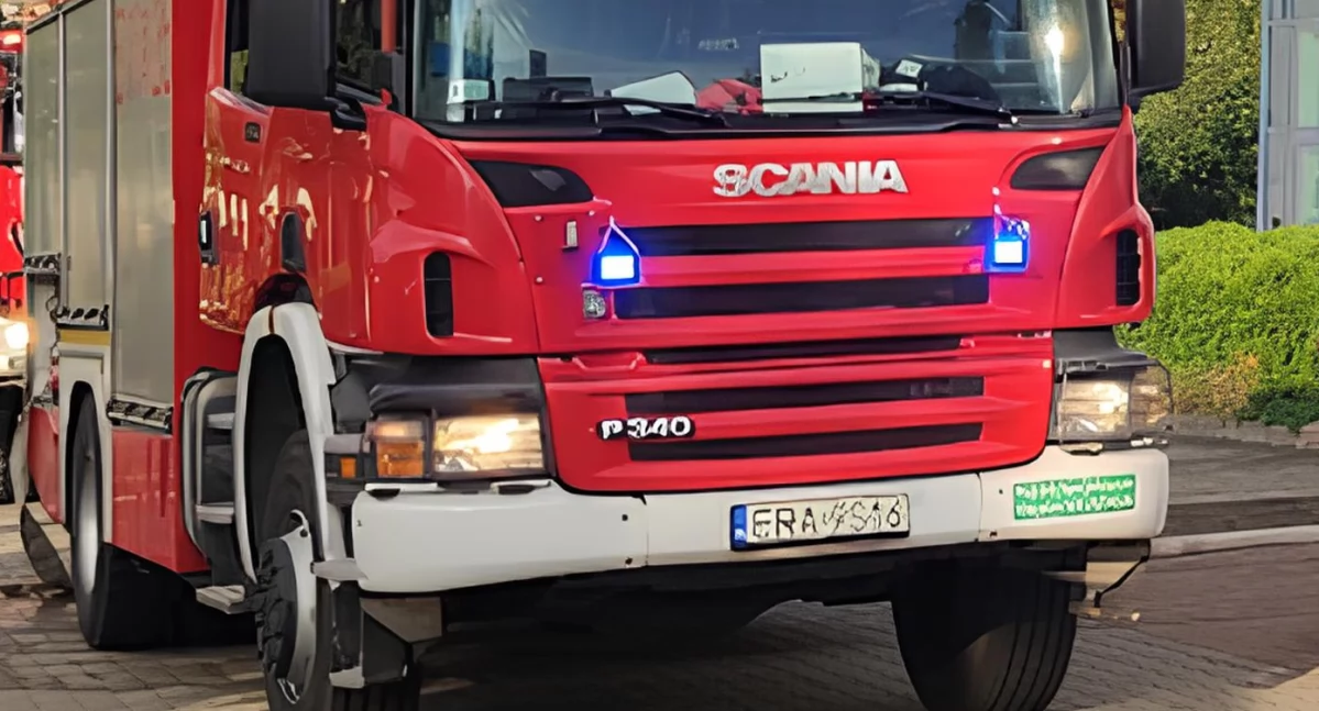 Na zdjęciu. Strażacy mieli się dostać do środka