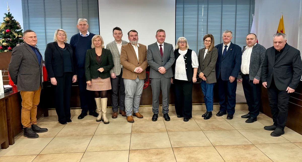 Na zdjęciu: Członkowie Powiatowej Rady Rynku Pracy poprzedniej kadencji odebrali podziękowania za pracę w radzie