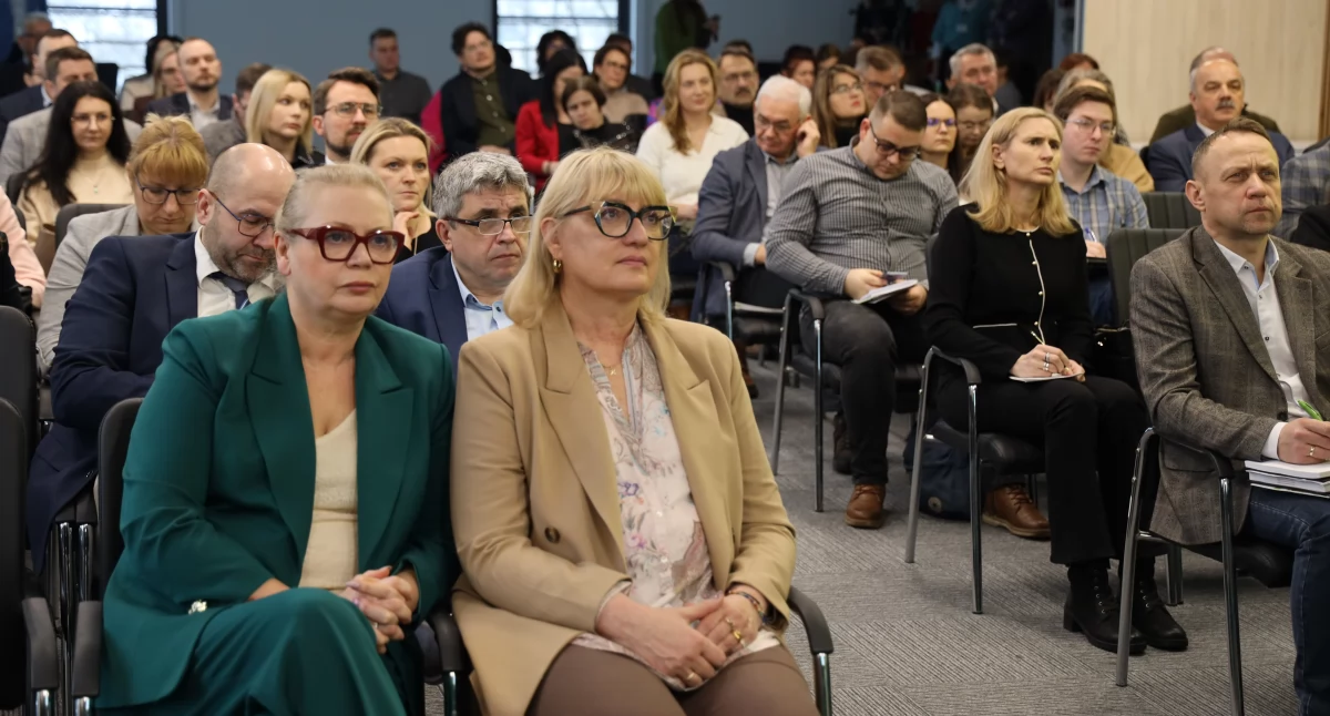 Na zdjęciu: Prezentacja oferty WFOŚiGW w Łodzi na 2026, od lewej w pierwszym rzędzie: Marzena Ciechulska - I z-ca Dyrektora Biura Funduszu, Katarzyna Krawczyk - Dyrektor Biura.