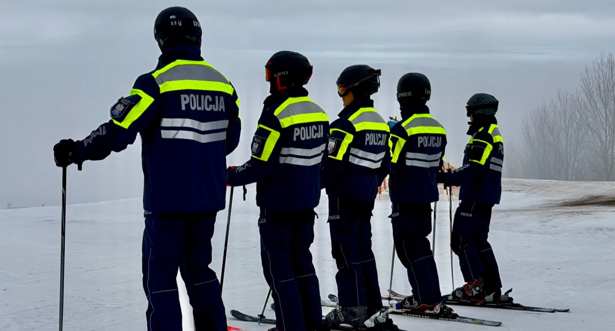 Na zdjęciu: Policjanci gotowi do zjazdu, fot. Facebook/KPP Radomsko