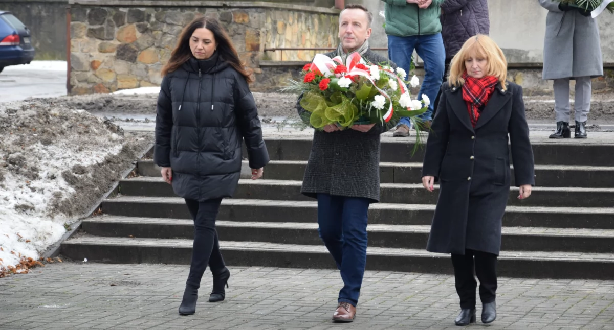 Na zdjęciu: Przedstawiciele władz samorządowych złożyli kwiaty, fot. Facebook/Radomsko Miasto Otwarte