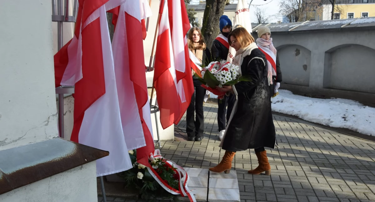 Na zdjęciu: Pod krzyżem złożono kwiaty, fot. Facebook/Radomsko Miasto Otwarte