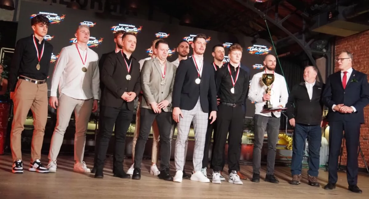 NA zdjęciu nagrodzona drużyna Volley Sport