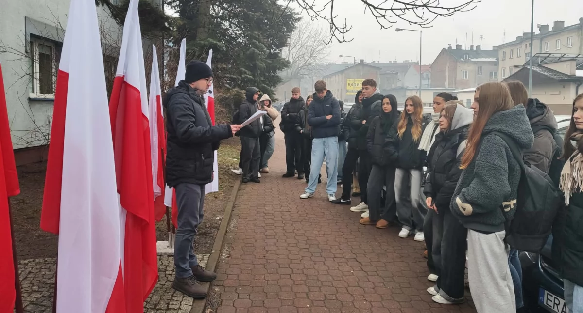 Historia, „Nie bądź obojętny Młodzież radomszczańskich szkół uczciła Międzynarodowy Dzień Pamięci Ofiarach Holokaustu - zdjęcie, fotografia