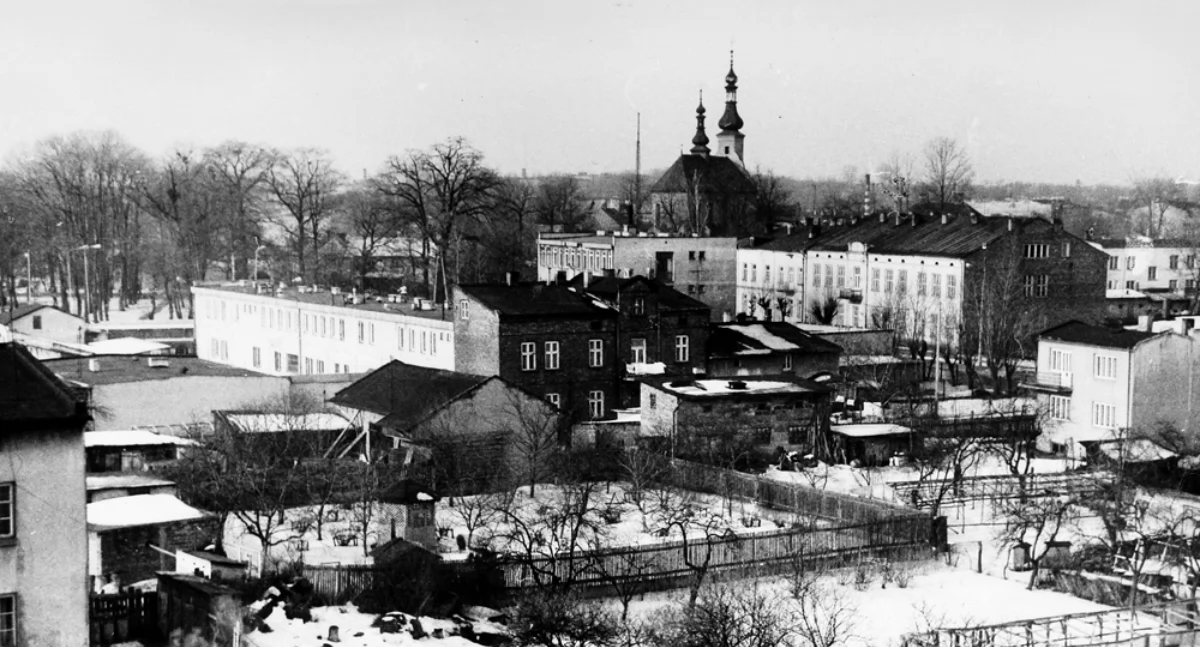 Na zdjęciu: Widok z okna obecnego Liceum Ekonomicznego, dawniej  przychodni przy Świerczewskiego, rok 1985