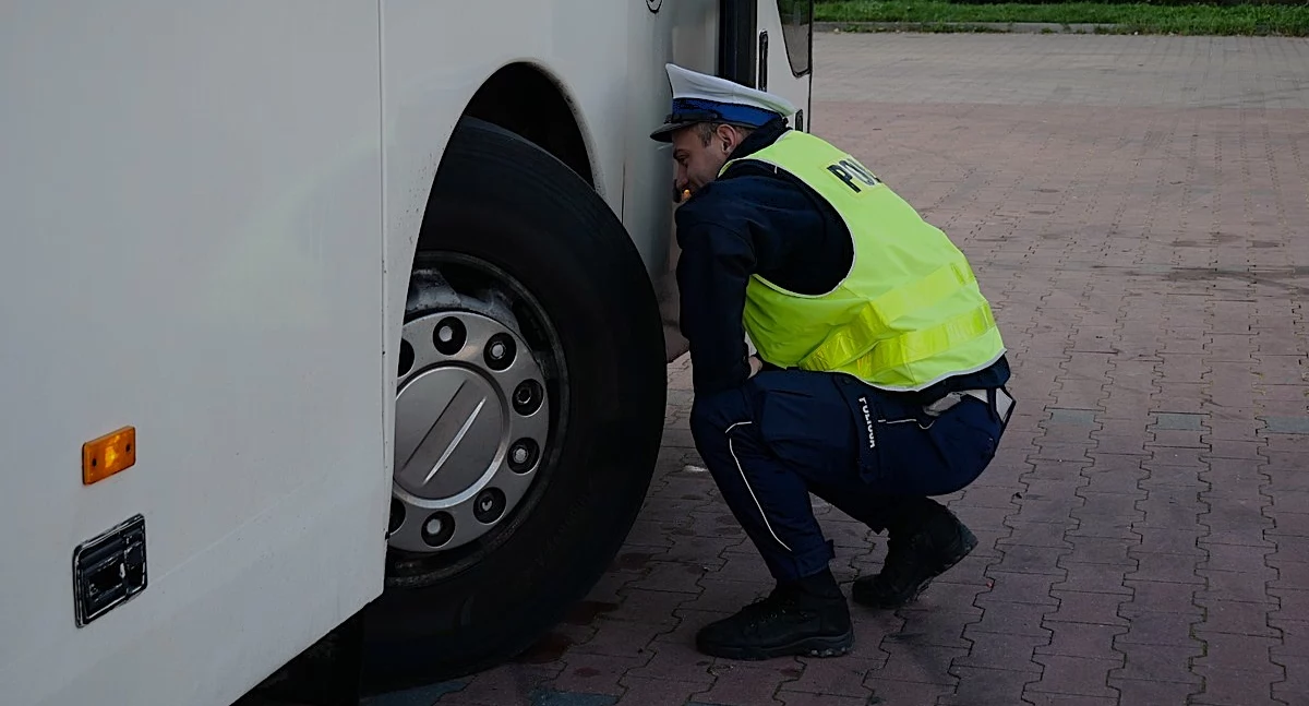 Na zdjęciu: Policjanci sprawdzają wszystko bardzo dokładnie, fot. KPP Radomsko