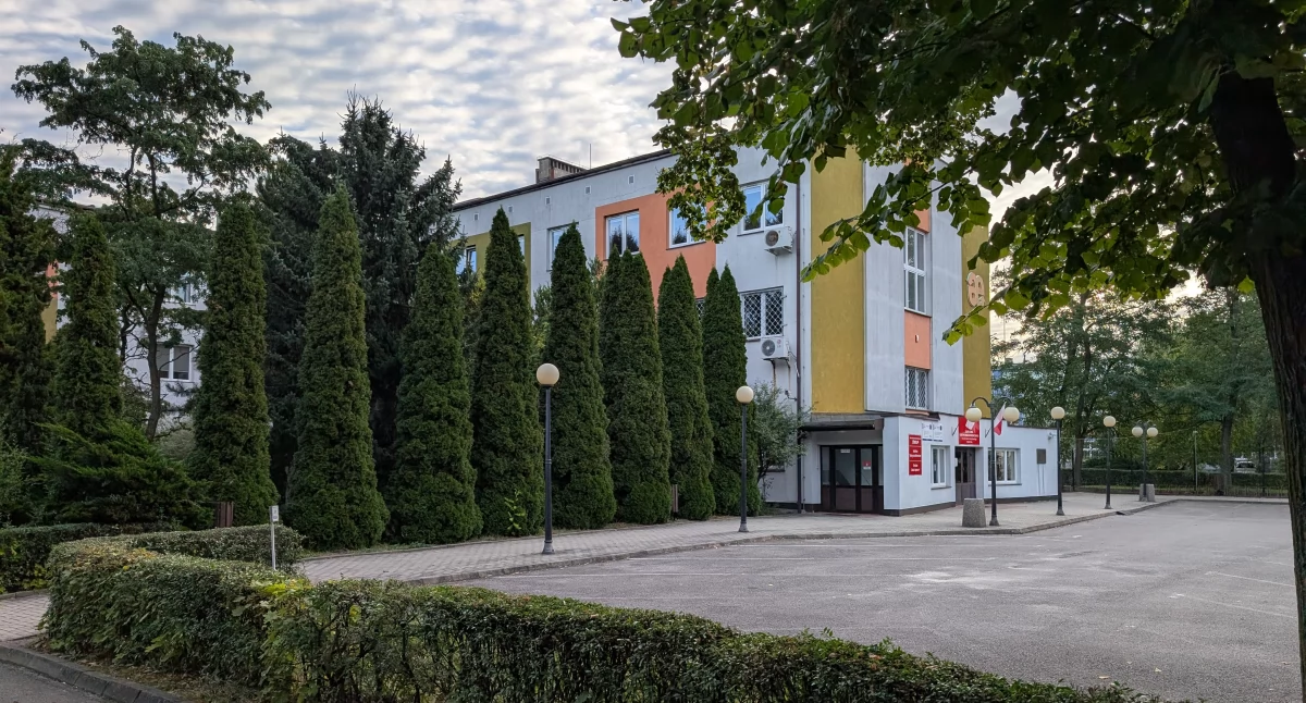 Na zdjęciu: Policjanci przyjechali po ucznia Elektryka