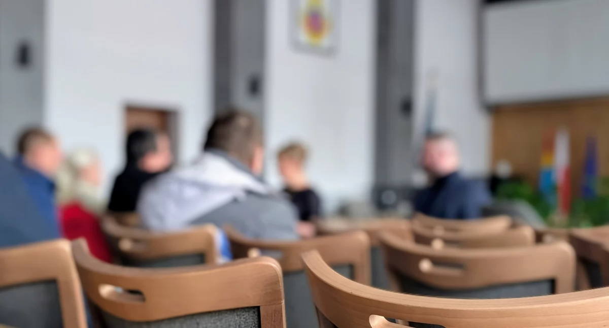 Na zdjęciu; Bezdomni przyszli do urzędu