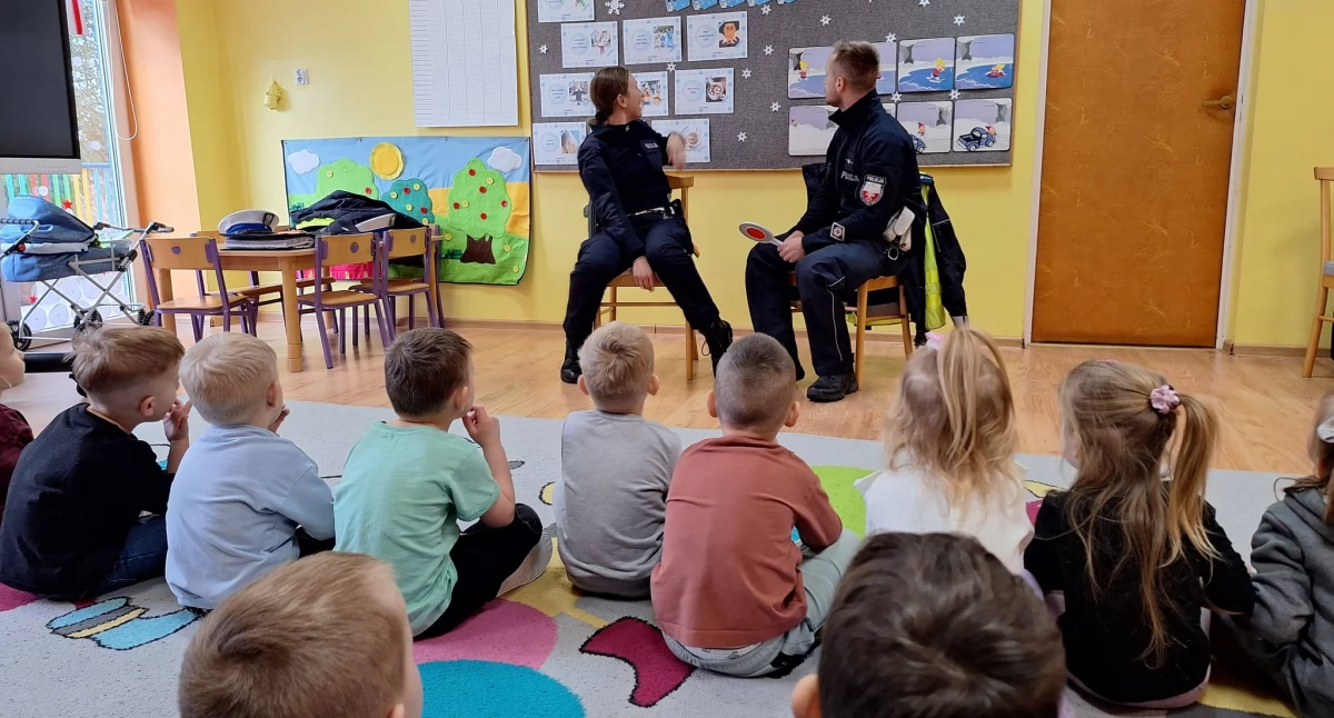 Na zdjęciu: Policjanci spotkali się z przedszkolami, fot. Facebook/ZS-P Dobryszyce