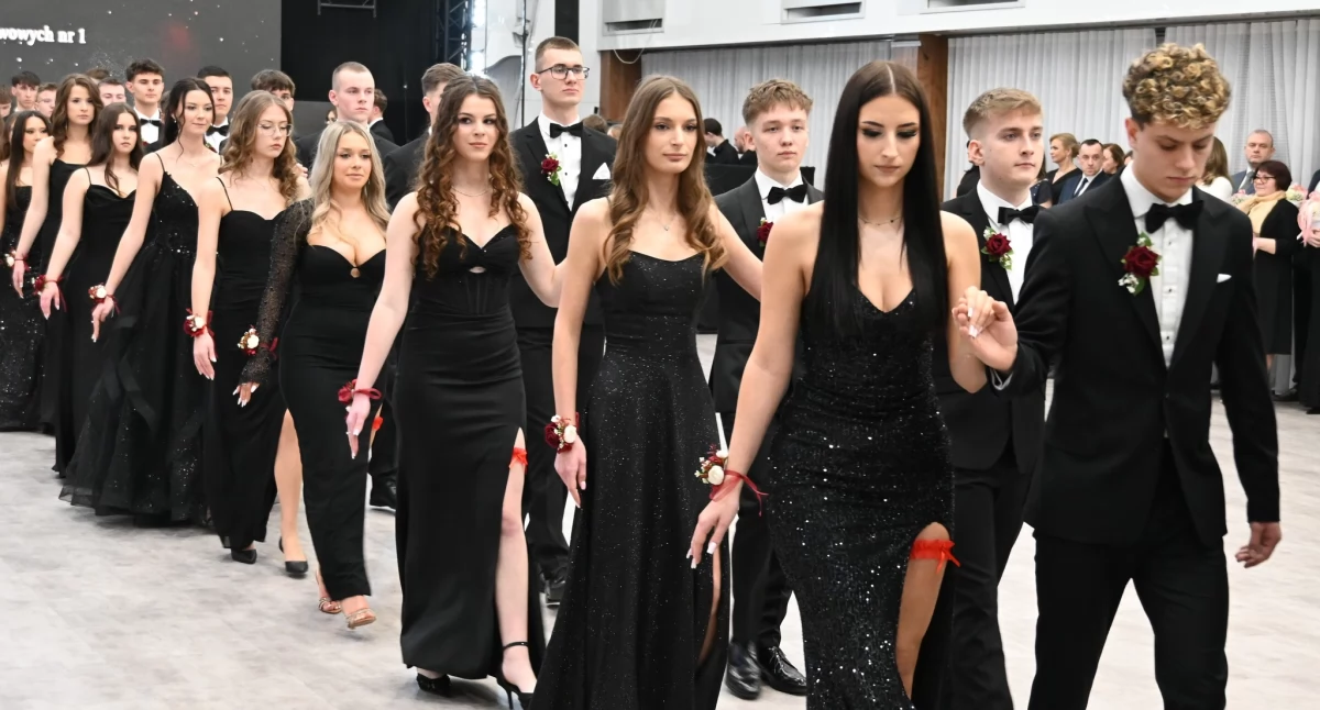 Na zdjęciu: Taki bal musi otwierać Polonez, fot. Facebook/Powiat Radomszczański