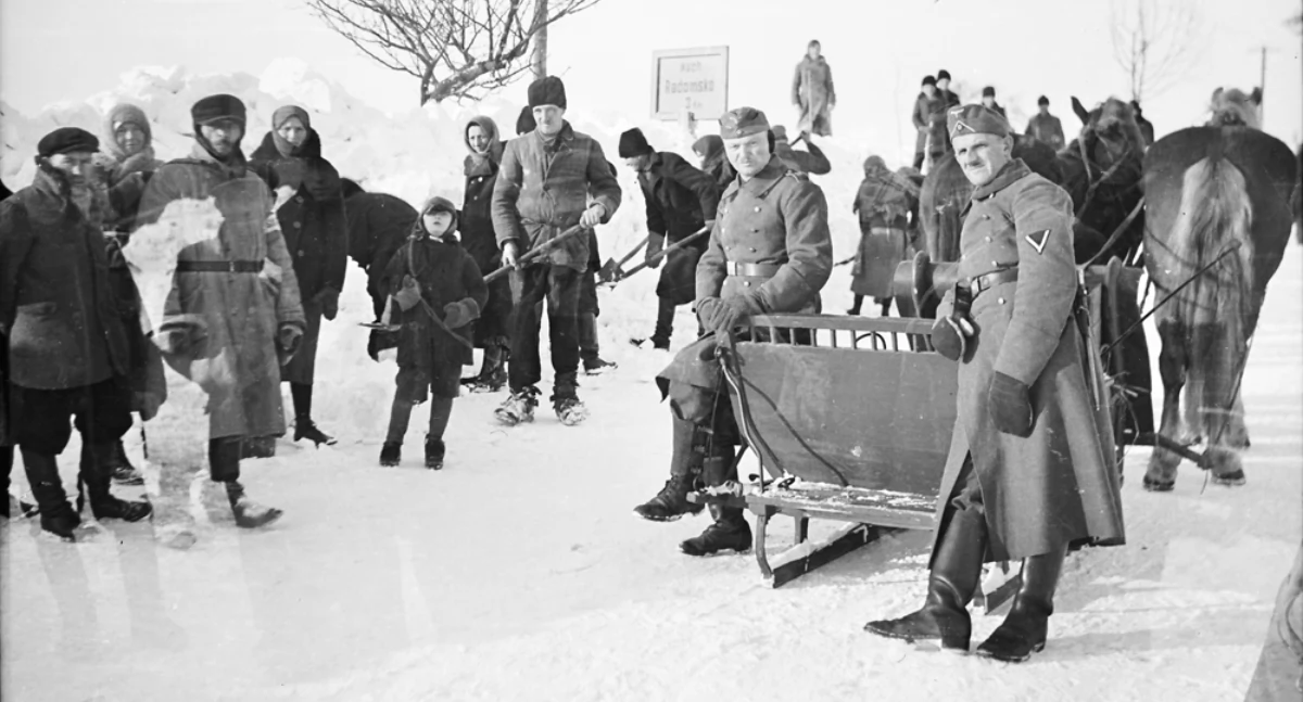 Na zdjęciu: Lata II wojny, odśnieżanie drogi koło Radomska. Zbiory Muzeum