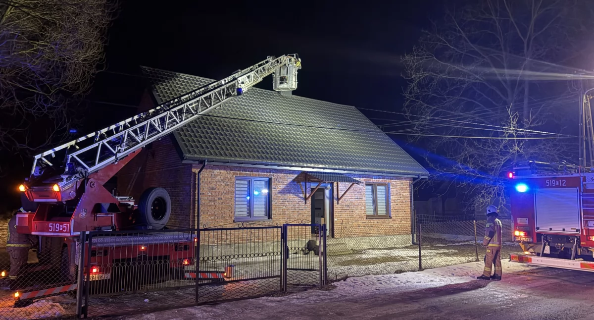Na zdjęciu: Strażacy gasili pożar sadzy w kominku, fot. Facebook/OSP Strzałków