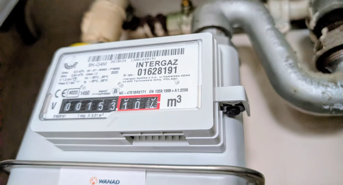 Na zdjęciu: TBS przygląda się wynikom kontroli szczelności instalacji
