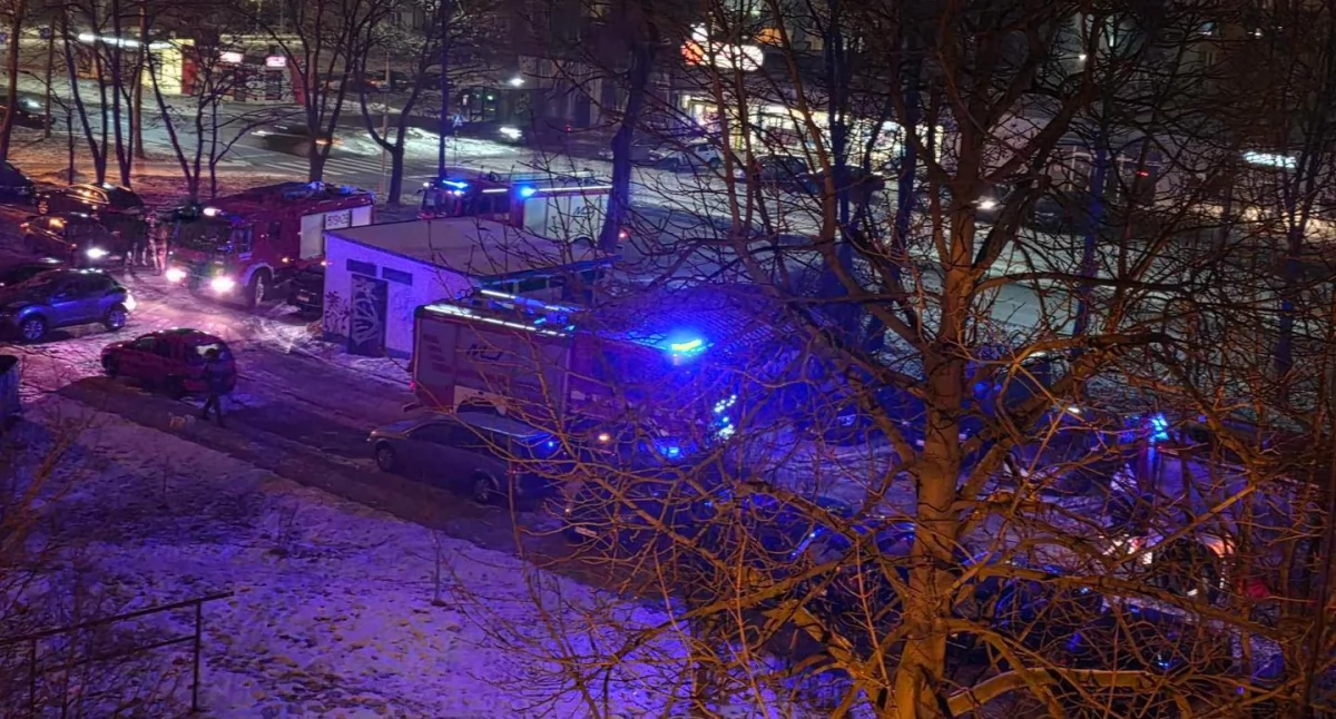 Na zdjęciu: Strażacy przyjechali do jednego z bloków przy Jagiellońskiej, fot. Facebook/Spotted:Radomsko