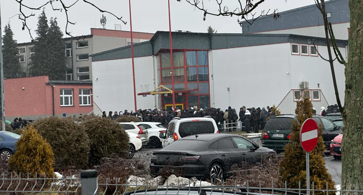 Na zdjęciu tłum pod wejściem do hali sportowej w Radomsku