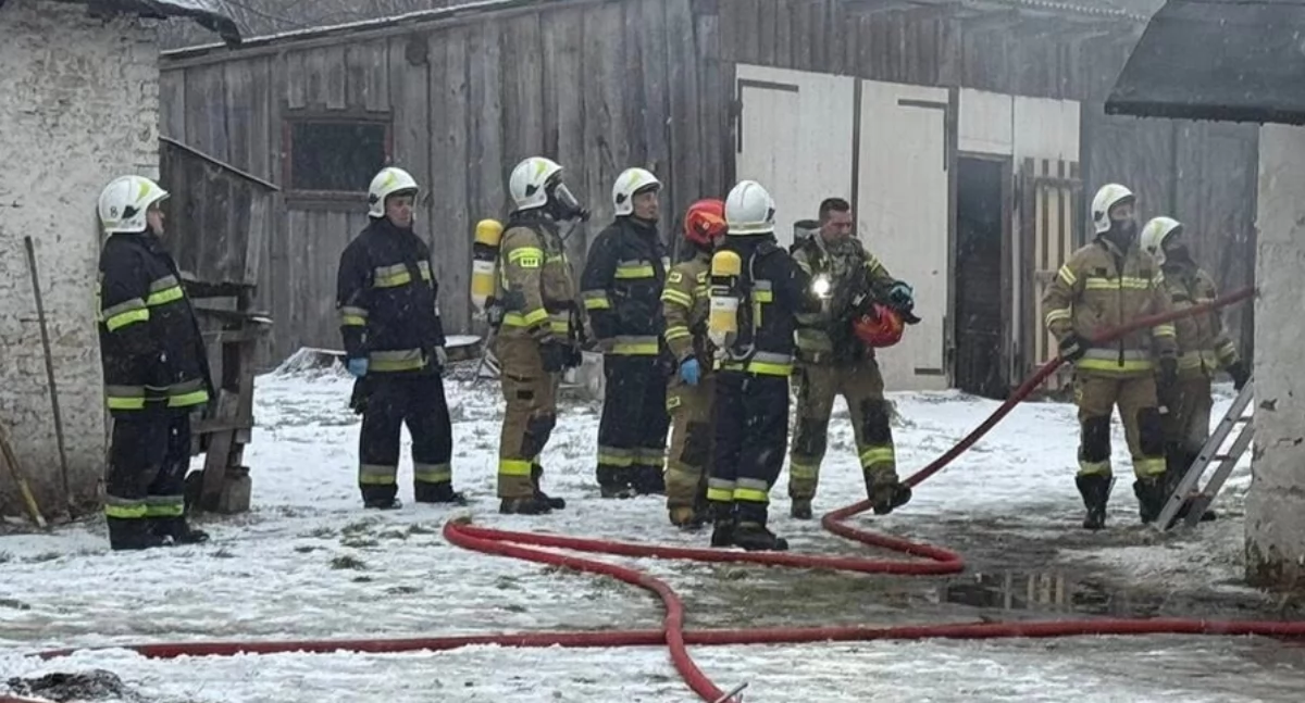 Na zdjęciu strażacy podczas akcji