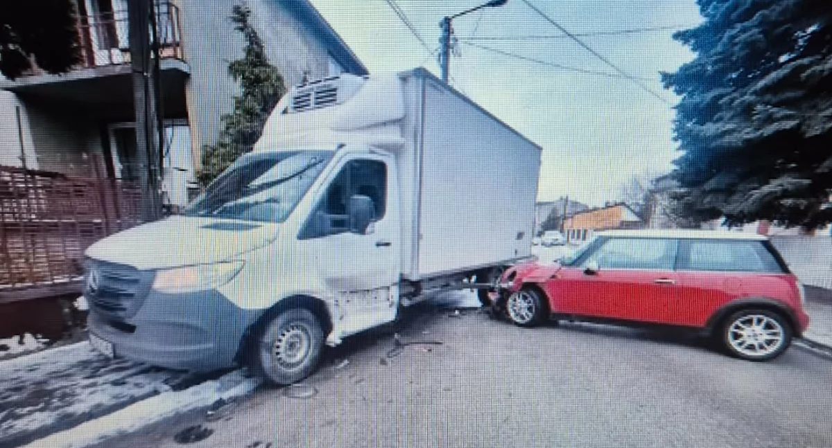 Na zdjęciu: Kobieta wjechała w Mercedesa, fot. Facebook