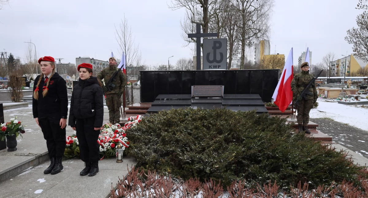 Na zdjęciu: Główna część uroczystości odbyła się na Starym Cmentarzu, fot. Facebook/Powiat Radomszczański/Radomsko Miasto Otwarte