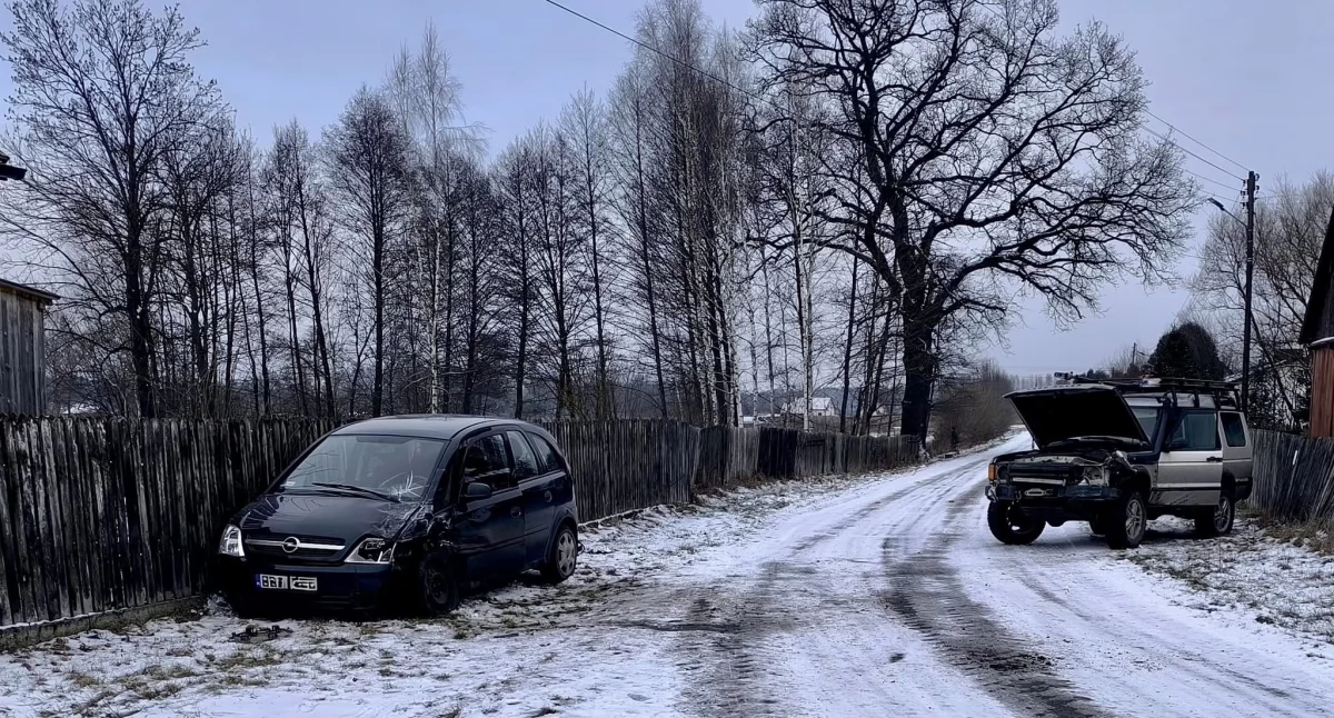 Na zdjęciu: Kierowca Land Rovera uderzył w Opla, fot. KPP Radomsko