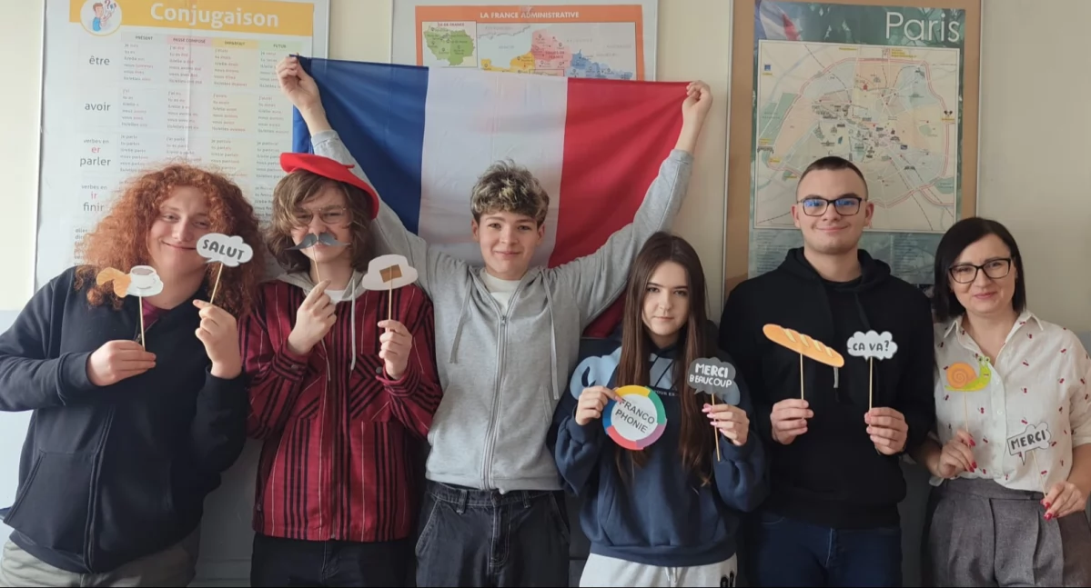 Na zdjęciu: Finaliści konkursu o Francji, fot. ZSE w Radomsku